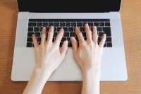 ソフトウェア開発 / 土日祝休み / マイカー通勤可 / 正社員