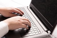 データベースエンジニア / 年間休日123日 / 時給1,500円～ / 土日祝休み