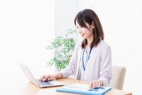 庶務スタッフ / 年間休日125日 / 時給1,200円～ / 未経験OK　 / 土日祝休み